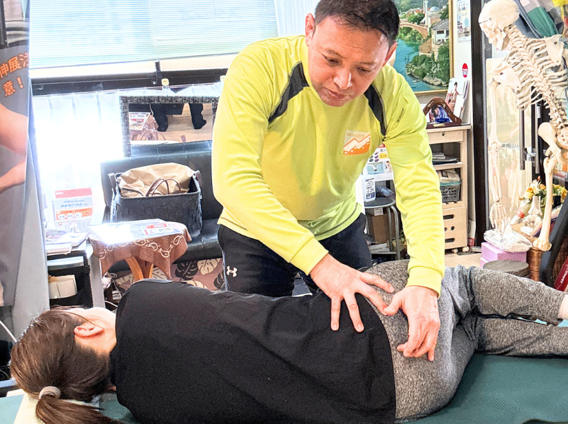 横向きで寝ている女性