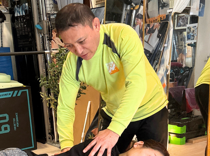 肩を押している男性