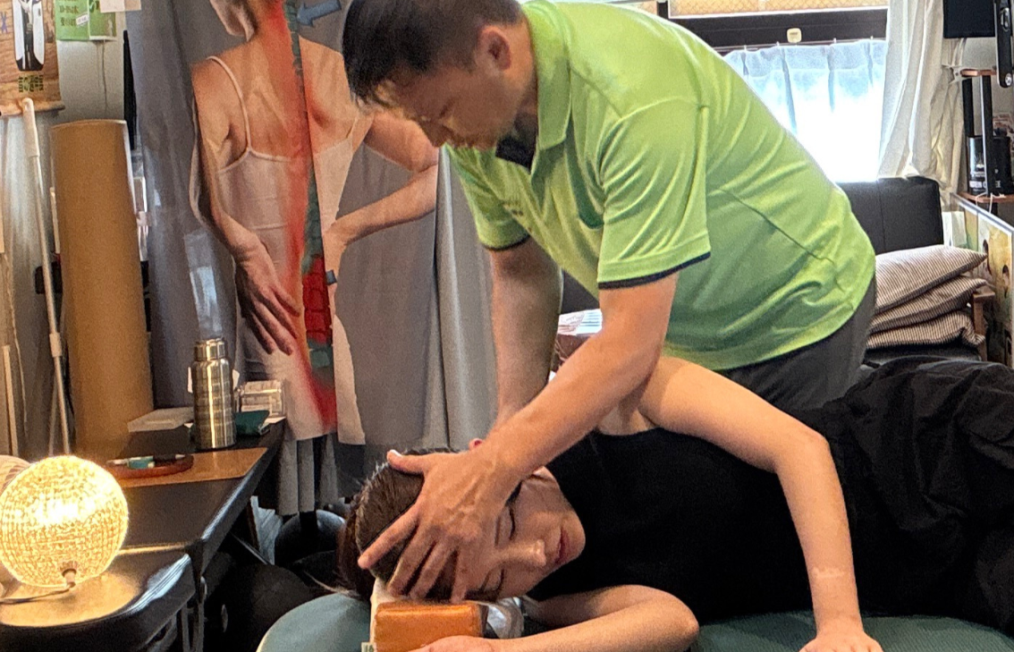 首の施術・関節ニュートラル整体