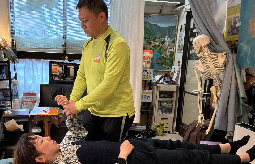 肘関節の8方向評価をおこなう施術者