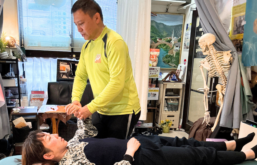 仰向けで寝ている女性