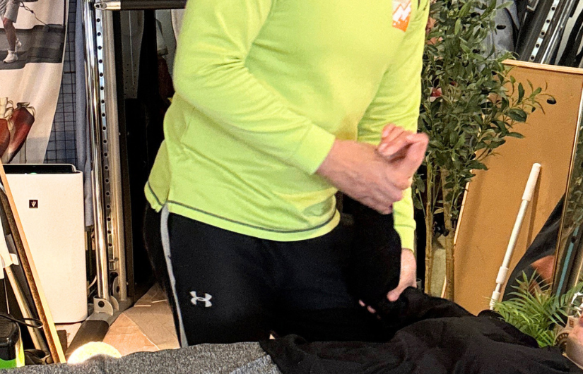 肘を押さえている男性