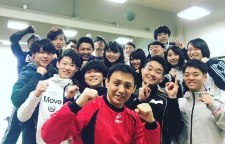 笑顔でガッツポーズ