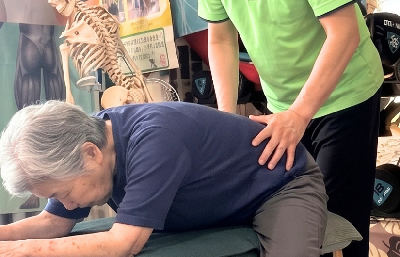 高齢者が整体を受けている