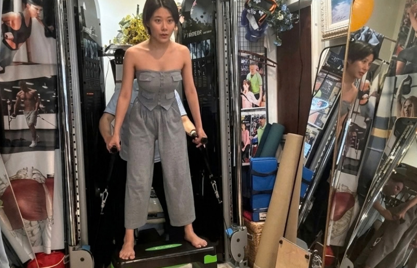 裸足で筋トレをしている女性