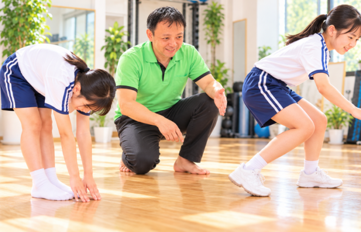 前屈をしている女性